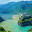 户外达人阿峰头像，户外装备男性，山地背景